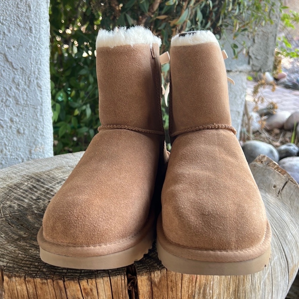 UGG MINI CONTINUITY BOW TAN CHESTNUT BOOT  NEW IN ORIGNAL BOX - Picture 3 of 5